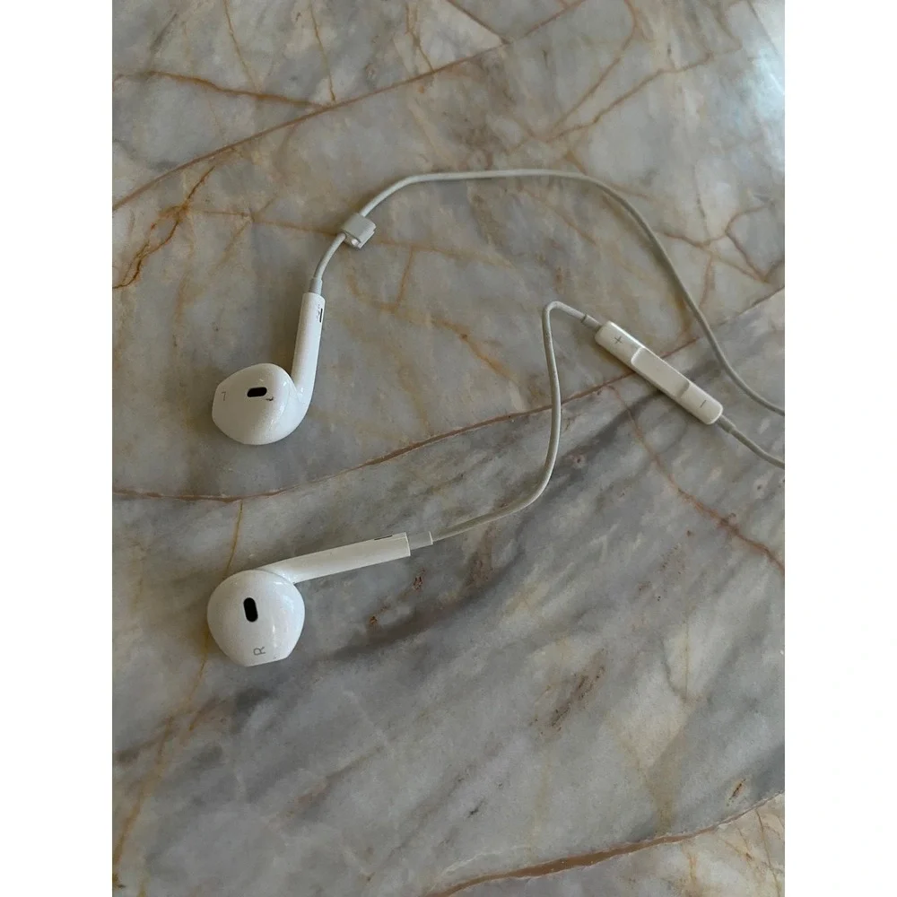 Apple EarPods Wired Headphones with 3.5mm Plug White MD827LL/A